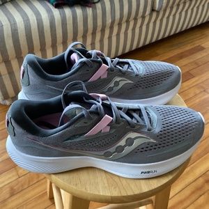 New Women’s Saucony Form Fit Sneakers Size 10